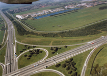 847437 Luchtfoto van een deel van het verkeersplein Oudenrijn, met links de A12, parallel daaraan de C.H. Letschertweg ...